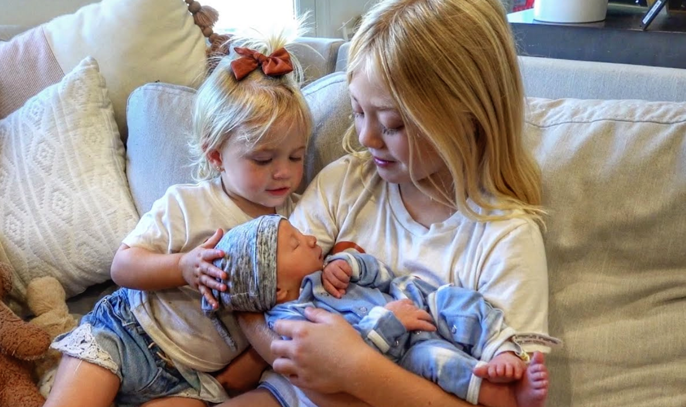 Everleigh And Posie Meet Their Baby Brother For The First Time!!! | My ...